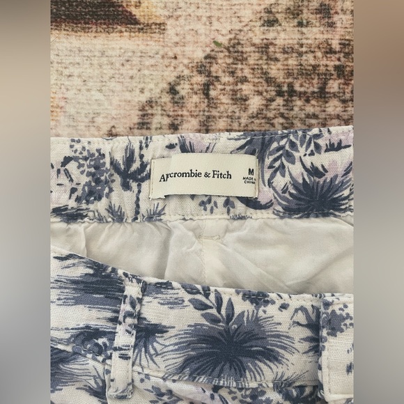 Abercrombie & Fitch Floral Print Shorts. Size M. - Picture 2 of 8